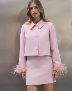 Krótka marynarka z piórami o kroju pudełkowym